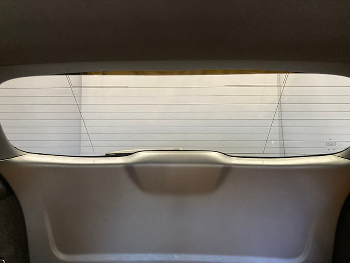 令和6年ベンツBクラスのカーフィルム施工後内側のリアガラス
